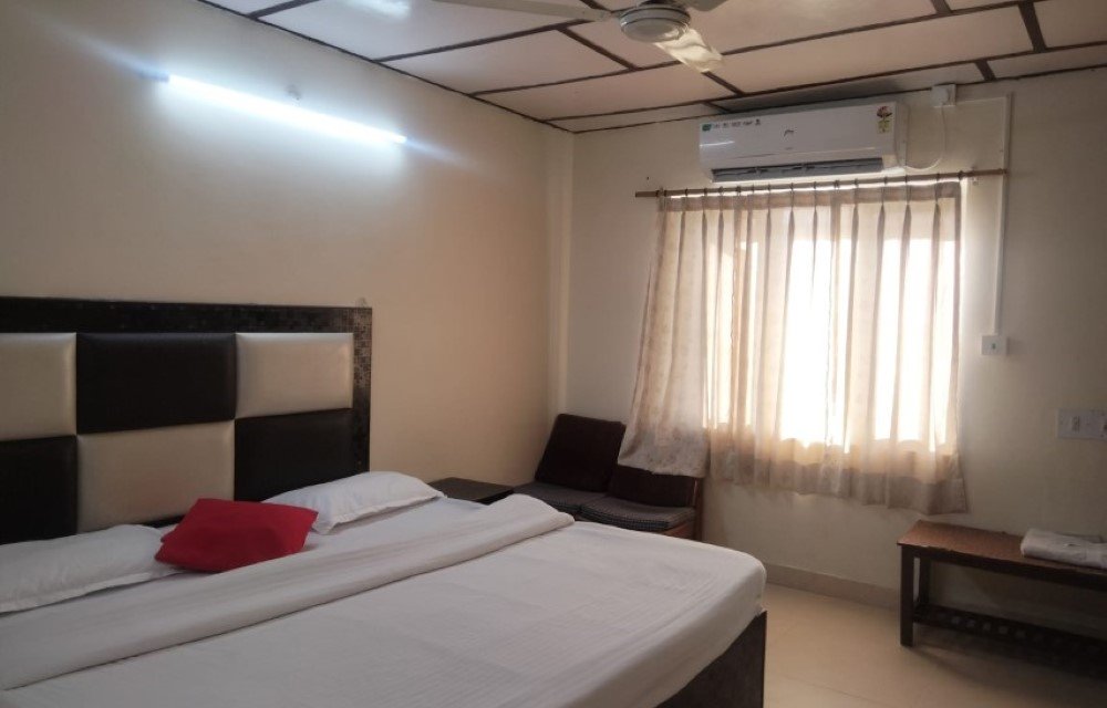 Standard room at Hotel Country Heights